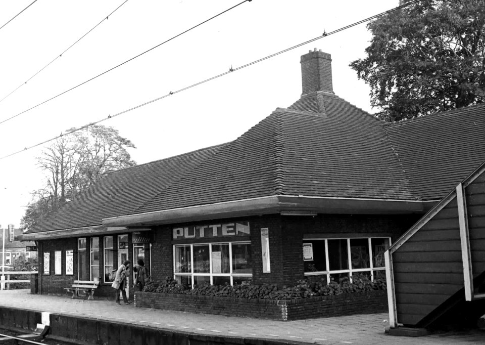 HUA-150587-Gezicht op de perronzijde van het N.S.-station Putten te Putten