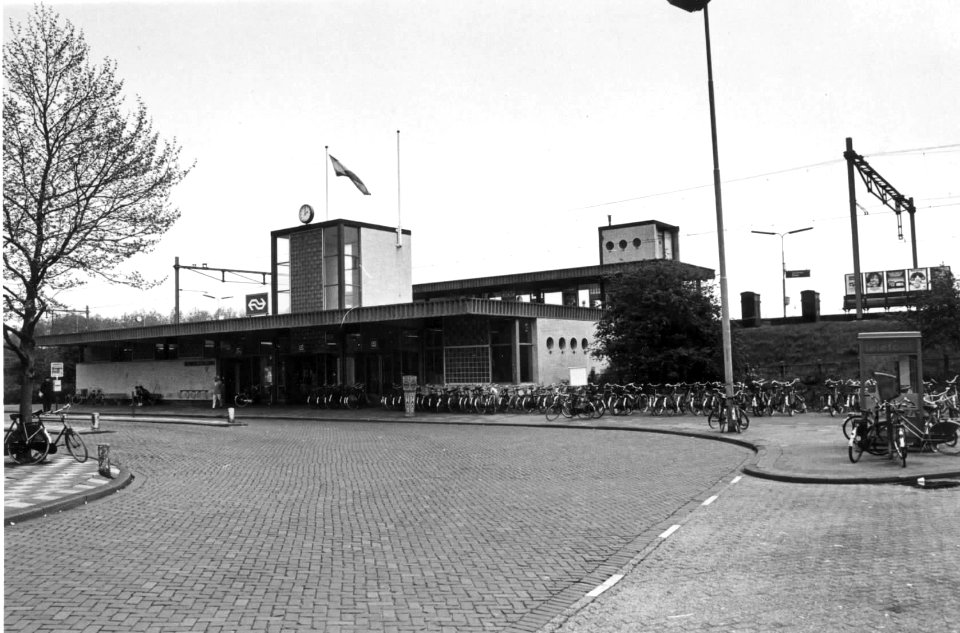 HUA-150791-Gezicht op het N.S.-station Vlaardingen Oost te Vlaardingen