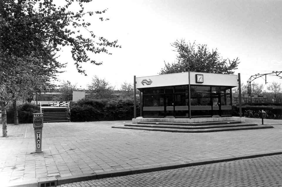 HUA-150788-Gezicht op het N.S.-station Vlaardingen West te Vlaardingen