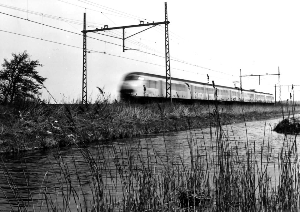 HUA-151073-Afbeelding van een voorbijsnellend electrisch treinstel mat. 1964 (plan T) van de N.S