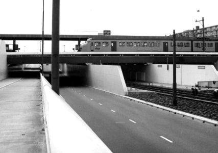 HUA-150636-Gezicht op de tunnel en de trambaan in de Spinozaweg onder het N.S.-station Rotterdam Lombardijen te Rotterdam