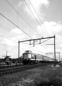 HUA-151062-Afbeelding van een electrische Benelux trek duweenheid bestaande uit een stuurstandrijtuig van de NS wRDk ex plan D 1e klasse rijtuigen van de NMBS 2e