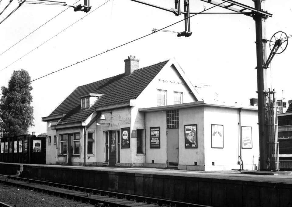 HUA-150629-Gezicht op de zij- en achtergevel van het N.S.-station Rotterdam Kleiweg te Rotterdam met treindienstleiderspost (post T)