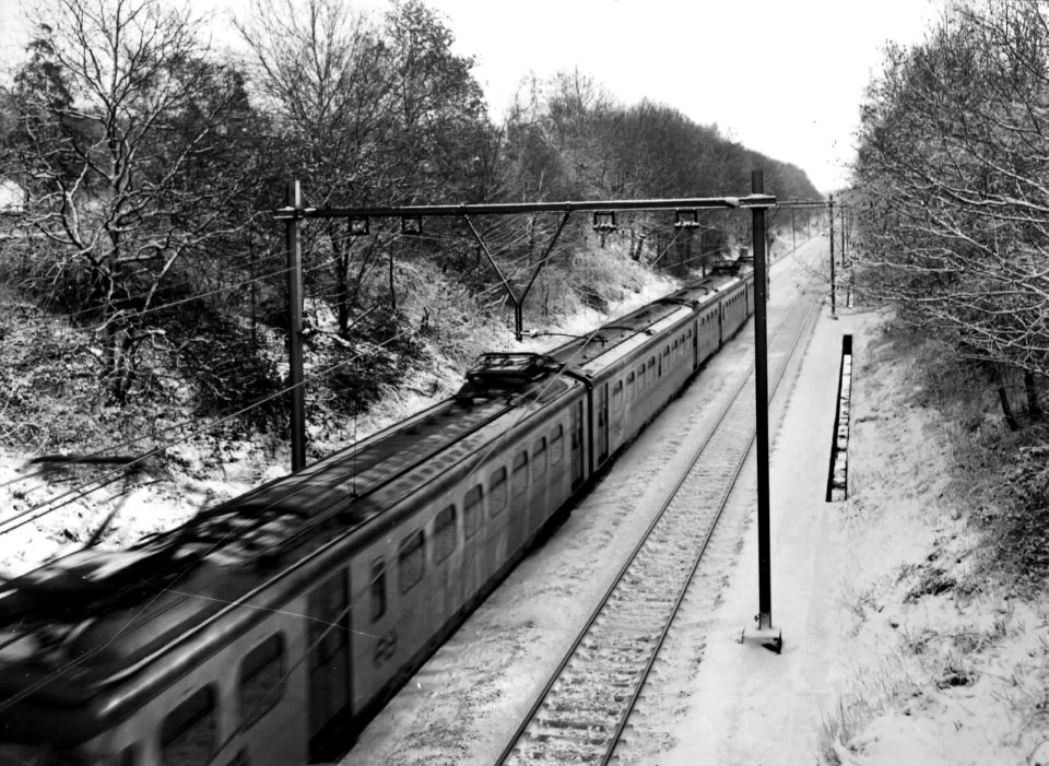 HUA-151061-Afbeelding van een electrisch treinstel mat. 1954 van de N.S. in de (besneeuwde) omgeving van Oosterbeek