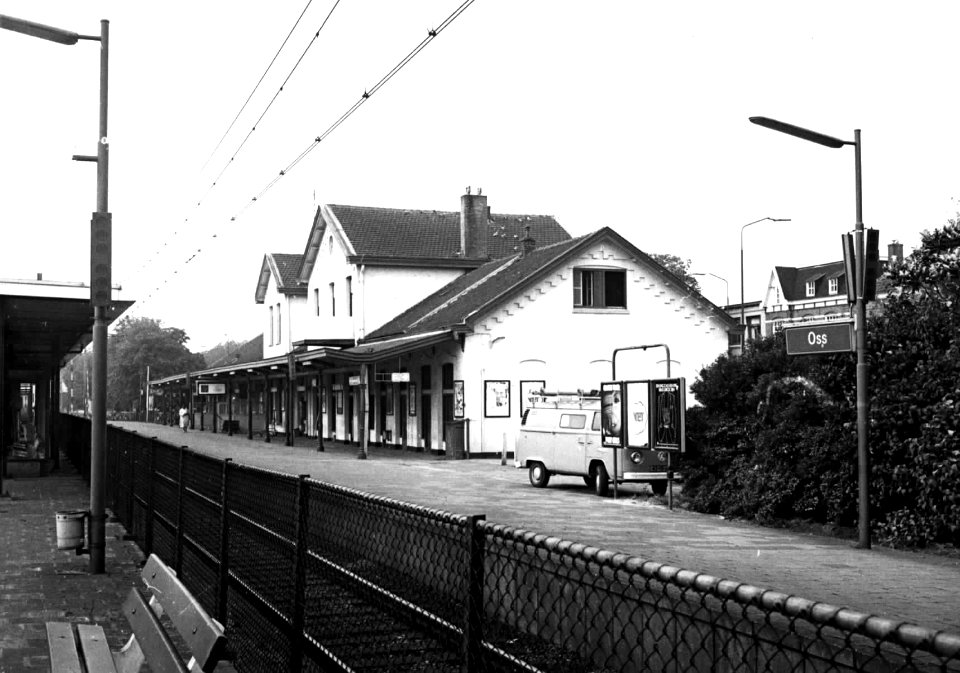HUA-150577-Gezicht op de perronzijde van het N.S.-station Oss te Oss
