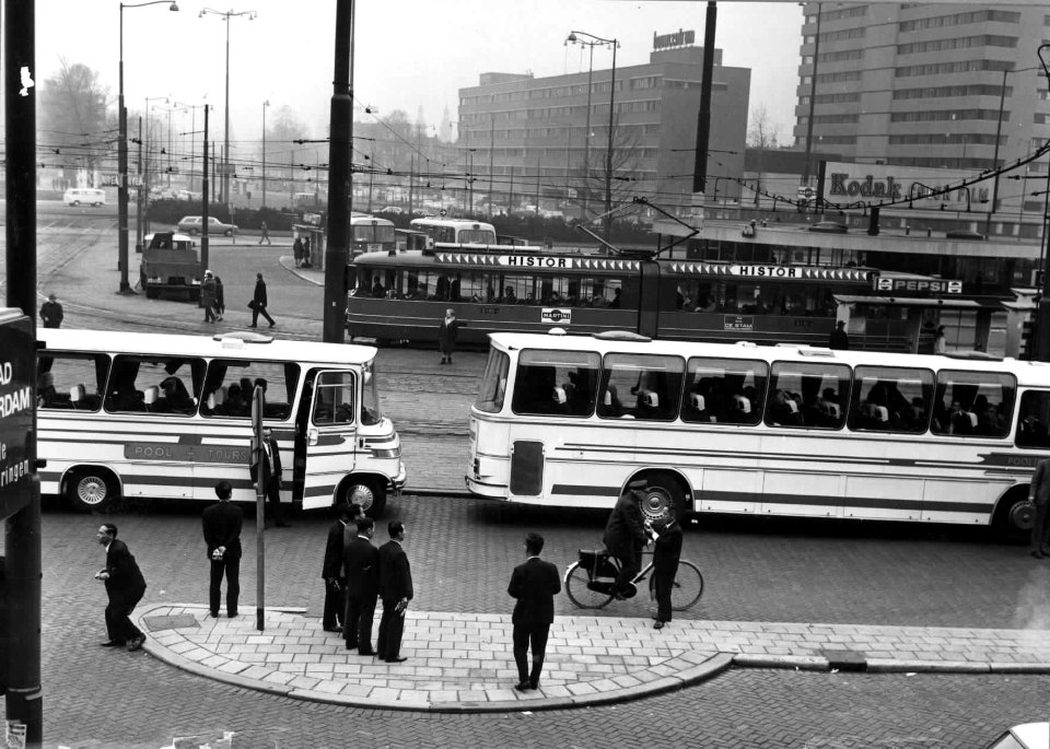 HUA-150621-Gezicht op het tram- en busstation op het stationsplein bij het N.S.-station Rotterdam C.S. te Rotterdam