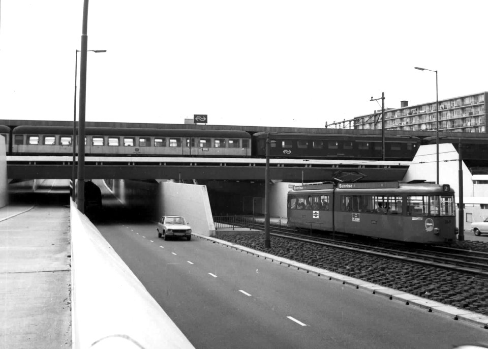 HUA-150635-Gezicht op de tunnel en de trambaan in de Spinozaweg onder het N.S.-station Rotterdam Lombardijen te Rotterdam. Rechts een tram van de R.E.T