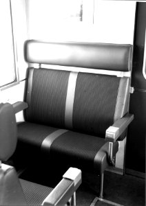 HUA-151254-Interieur van het eerst gerenoveerde diesel-electrische treinstel DE 2 nr. 88 (serie 61-106-Blauwe Engel) van de N.S. (later omgenummerd als treinstel nr. 161, plan X-serie 161-186)- compartiment 1e k