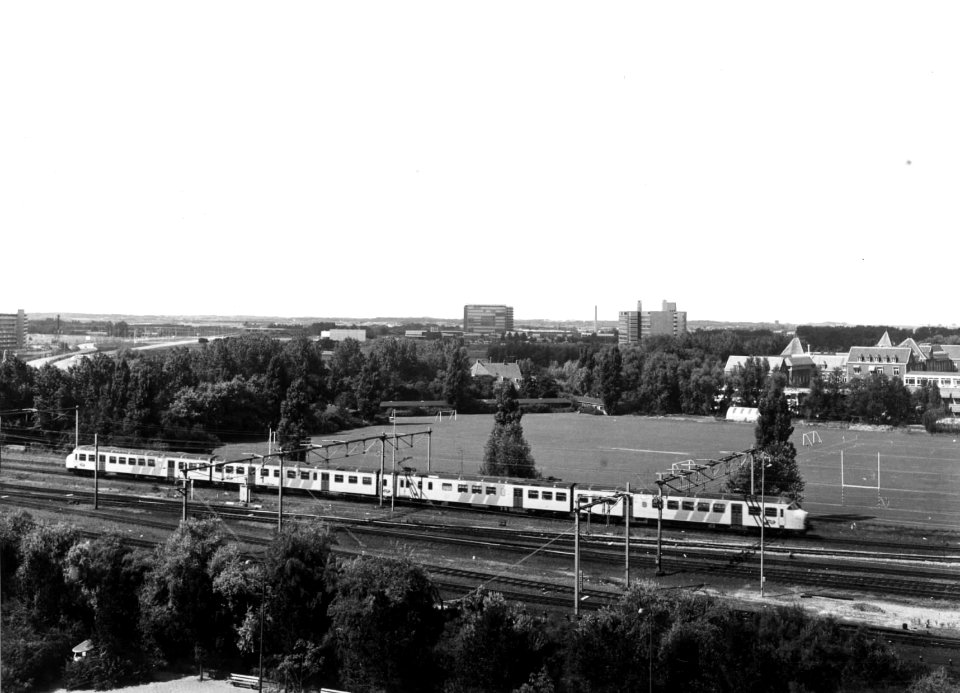 HUA-151065-Afbeelding van een electrisch treinstel mat 1964 plan T van de NS ter hoogte van Leiden