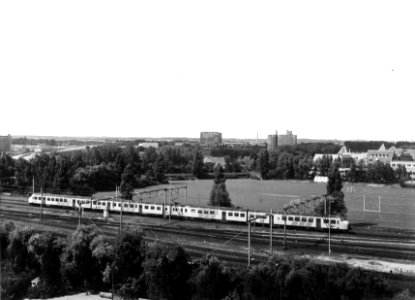 HUA-151065-Afbeelding van een electrisch treinstel mat 1964 plan T van de NS ter hoogte van Leiden