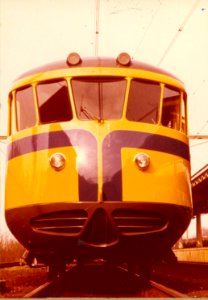 HUA-152346-Afbeelding van de NS 20 ("Kameel", voormalig directierijtuig) van de N.S. als VIP-car in geel-blauwe N.S.-huisstijl