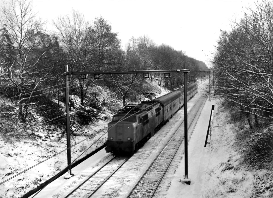 HUA-151059-Afbeelding van een electrische locomotief serie 1200 van de NS met internationale rijtuigen Silberlinge van de Deutsche Bundesbahn DB in de besneeuwde