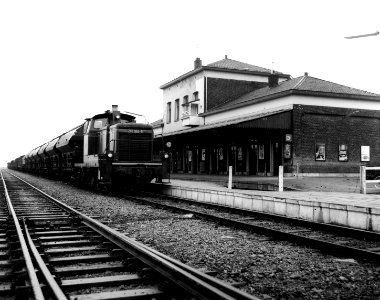 HUA-150539-Gezicht op de perronzijde van het NS station Nieuweschans te Nieuweschans met de diesel electrische locomotief nr 261 189 5 Baureihe 261 van de DB met