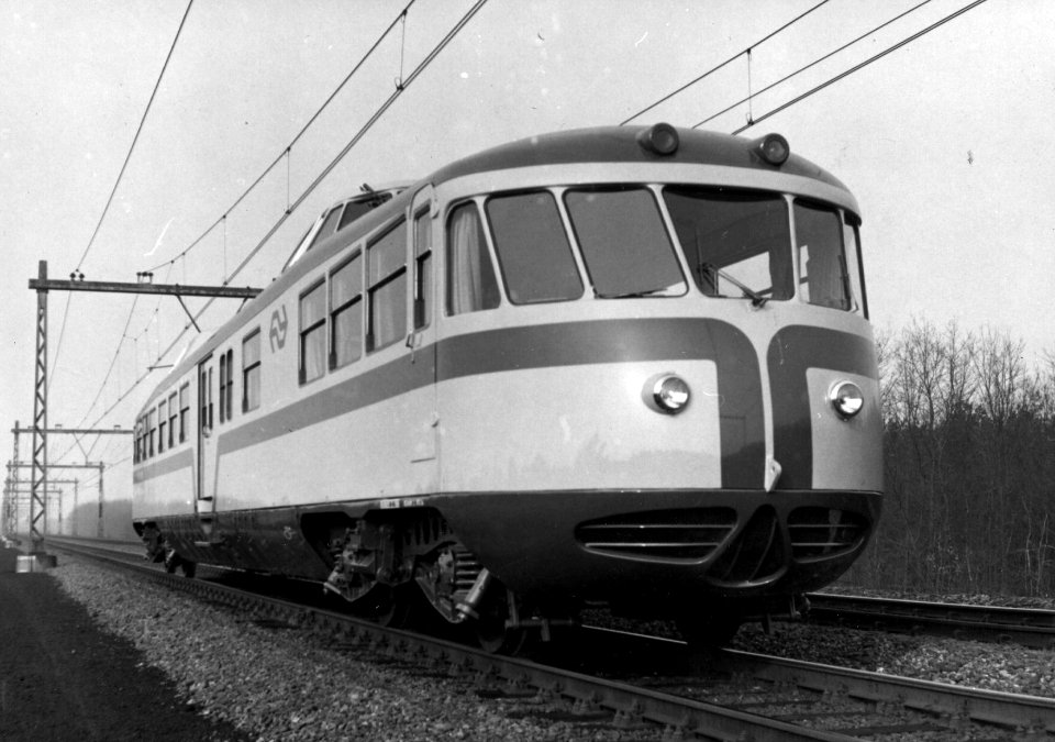 HUA-152343-Afbeelding van de NS 20 Kameel voormalig directierijtuig van de NS als VIP car in geel blauwe NS huisstijl op de vrije baan