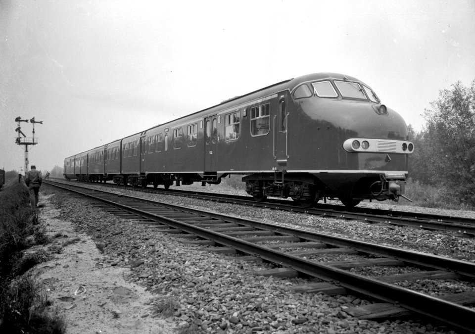 HUA-151225-Afbeelding van het diesel electrische treinstel nr 111 DE 3 plan U van de NS bij Utrecht tijdens een proefrit