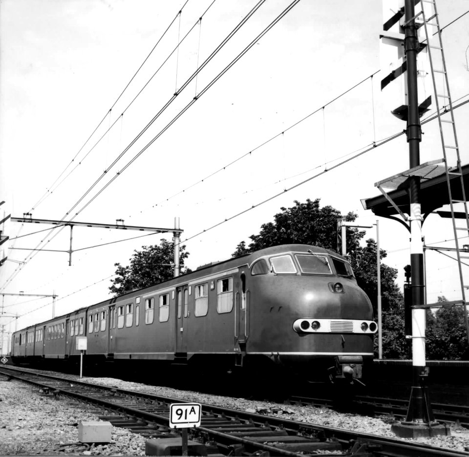 HUA-151235-Afbeelding van het diesel-electrische treinstel nr. 144 (DE 3, plan U) van de N.S. op het emplacement te Geldermalsen
