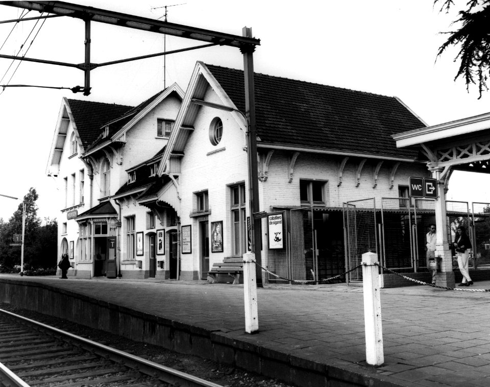 HUA-150527-Gezicht op de perronzijde van het N.S.-station Meerssen te Meerssen