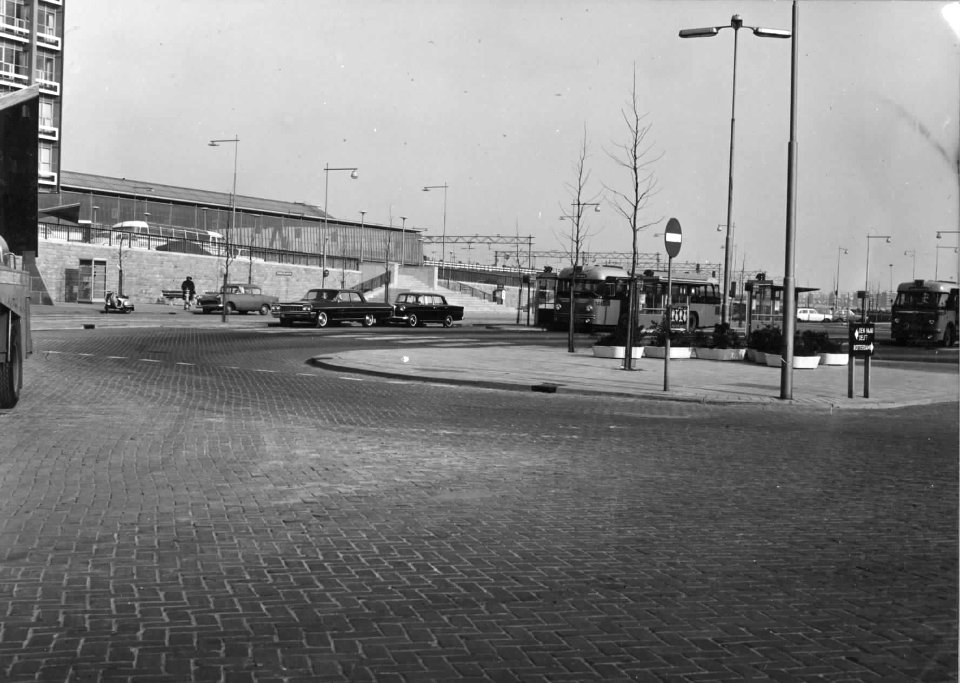 HUA-150666-Gezicht op het busstation bij het N.S.-station Schiedam-Rotterdam West te Schiedam