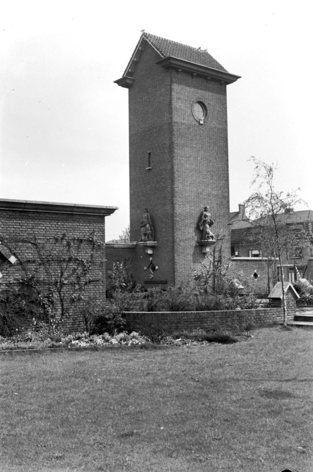 HUA-150606-Gezicht op de toren van het ketelhuis van het N.S.-station Roosendaal te Roosendaal, met door Jo Uiterwaal vervaardigde beelden