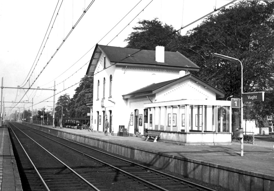 HUA-150807-Gezicht op de perronzijde van het N.S.-station Vught te Vught met de ingang van de perrontunnel