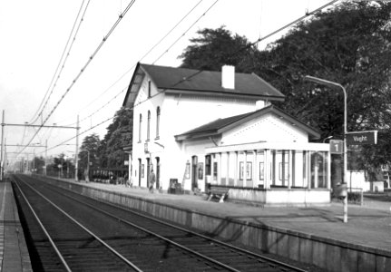 HUA-150807-Gezicht op de perronzijde van het N.S.-station Vught te Vught met de ingang van de perrontunnel
