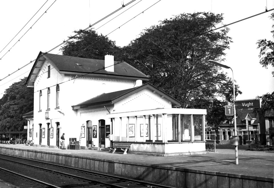 HUA-150808-Gezicht op de perronzijde van het N.S.-station Vught te Vught met de ingang van de perrontunnel