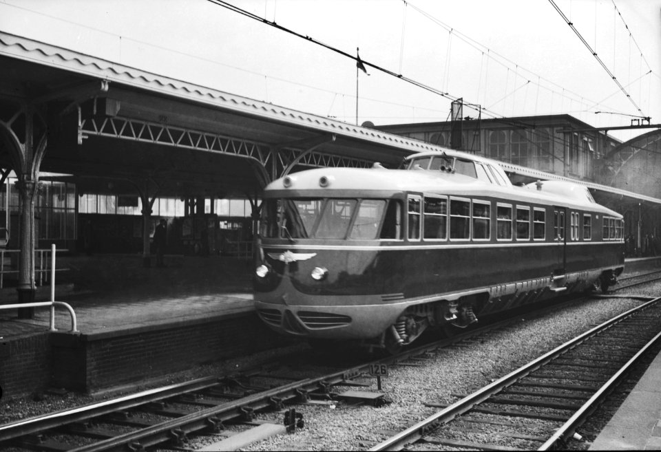 HUA-152298-Afbeelding van het directierijtuig NS 20 Kameel van de NS op het NS station Utrecht CS
