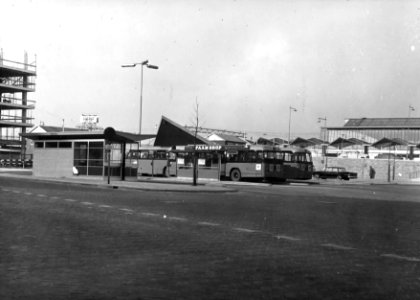 HUA-150669-Gezicht op het busstation bij het N.S.-station te Schiedam te Schiedam