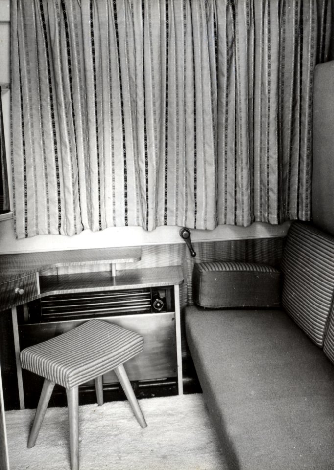 HUA-152290-Interieur van de slaapkamer in het salonrijtuig NS 8 van de koninklijke trein van de N.S