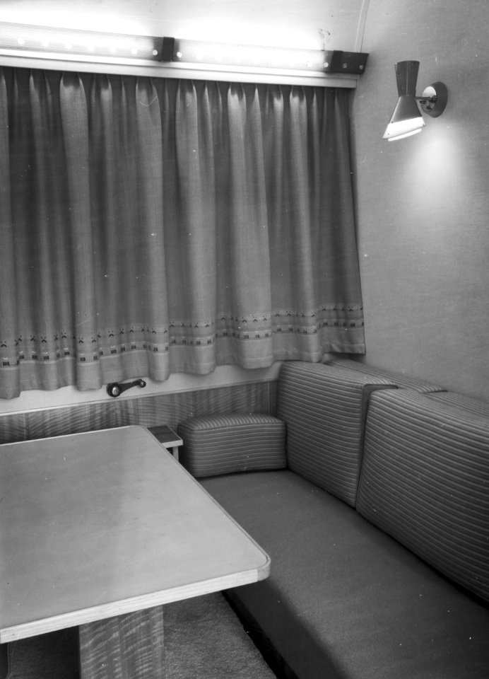 HUA-152292-Interieur van het salonrijtuig NS 8 van de koninklijke trein van de N.S.- zitkamer