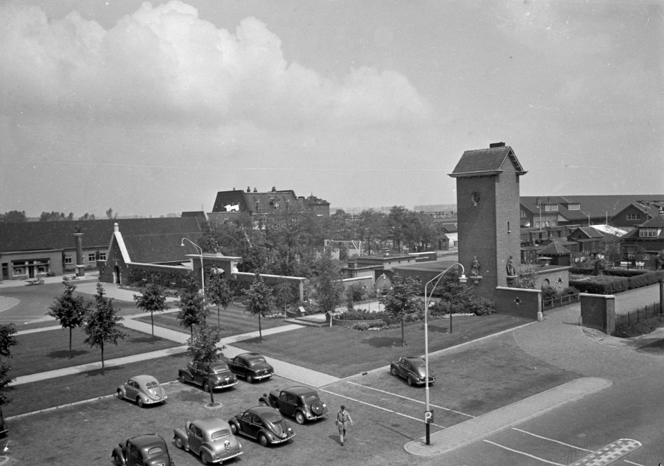 HUA-150603-Gezicht op de rijwielstalling, toegangspoort tot het goederenstation en ketelhuis met toren bij het N.S.-station Roosendaal te Roosendaal