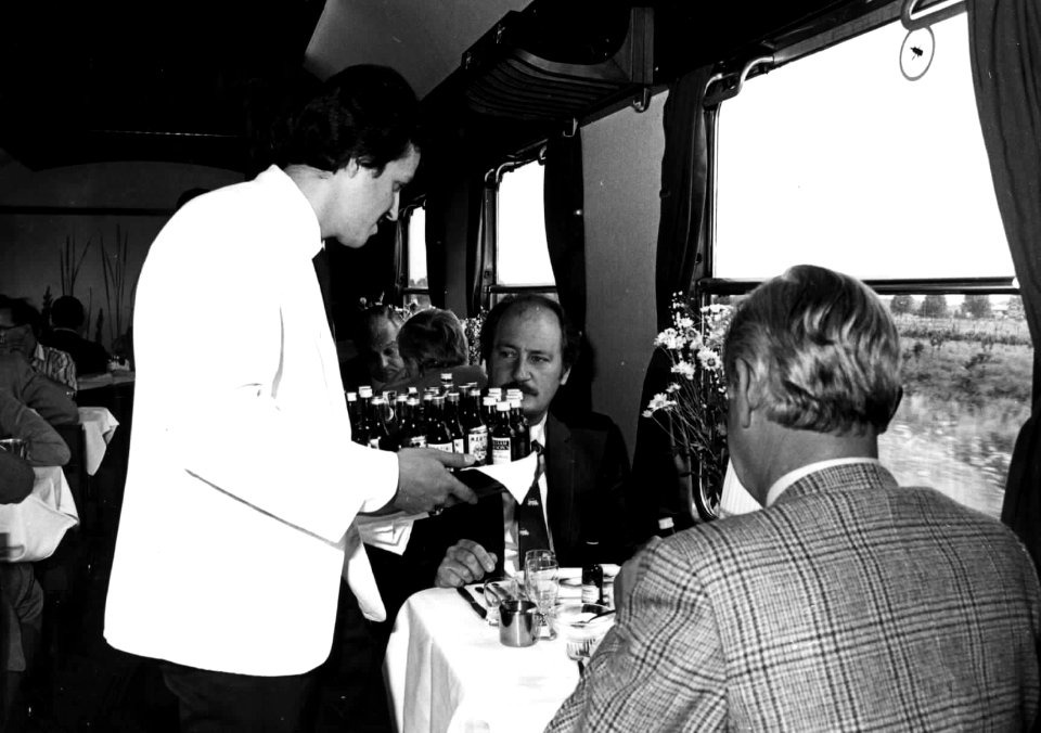 HUA-152264-Afbeelding van het interieur van een restauratierijtuig met passagiers