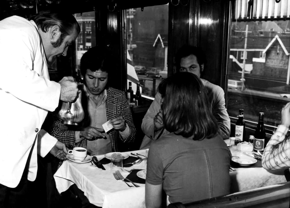 HUA-152261-Afbeelding van passagiers in het restauratierijtuig van een D trein