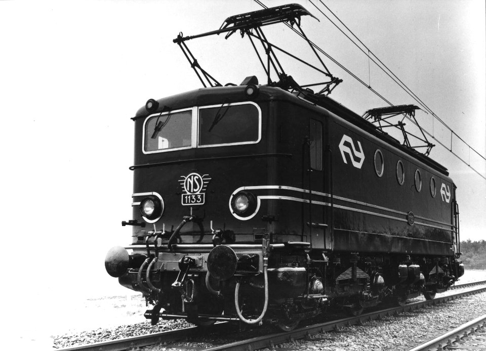HUA-151122-Afbeelding van de electrische locomotief nr. 1133 (serie 1100, met het nieuwe huisstijllogo) van de N.S