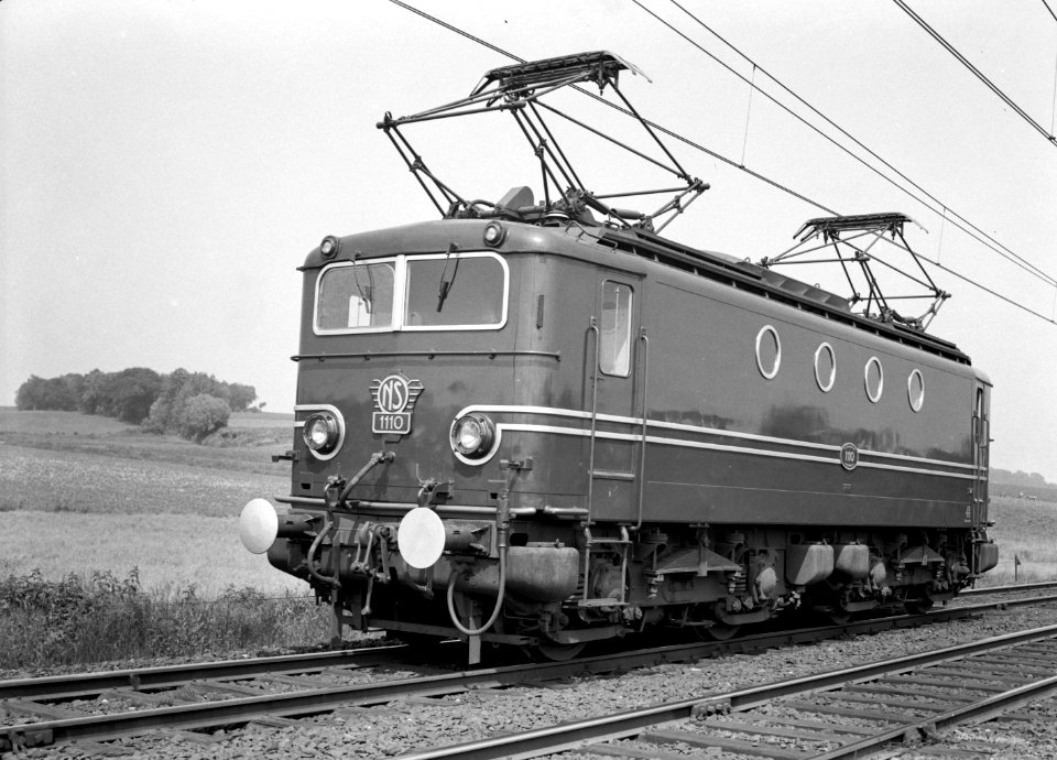 HUA-151109-Afbeelding van de electrische locomotief nr 1110 serie 1100 van de NS