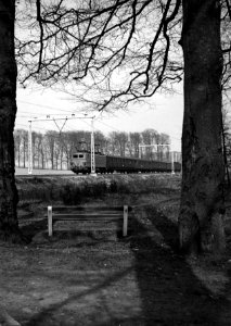 HUA-151084-Afbeelding van een electrische locomotief uit de serie 1100 van de N.S. met rijtuigen bij De Steeg