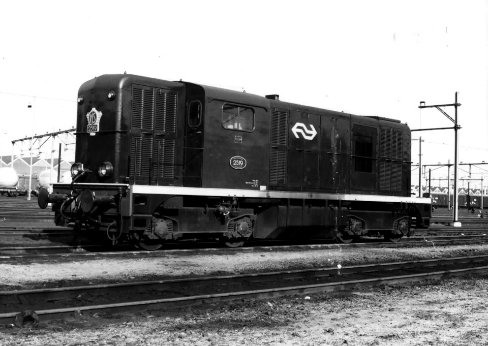HUA-151624-Afbeelding van de diesel-electrische locomotief nr. 2519 (serie 2400-2500) van de N.S. op het emplacement te Amersfoort
