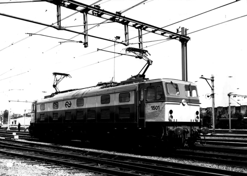 HUA-151616-Afbeelding van de electrische locomotief nr. 1501 (serie 1500) van de N.S. op het emplacement te Venlo
