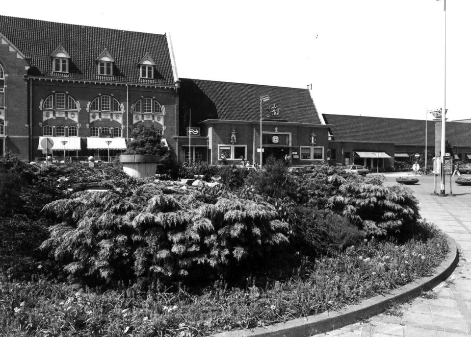HUA-150613-Gezicht op een gedeelte van de voorgevel van het N.S.-station Roosendaal te Roosendaal