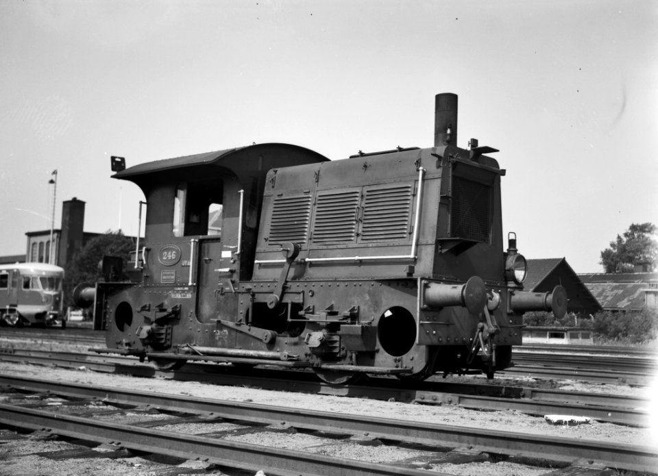 HUA-151595-Afbeelding van de locomotor nr. 246 (serie200-300) van de N.S. te Utrecht
