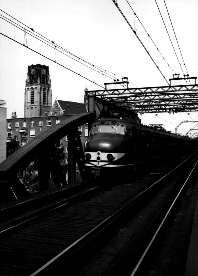 HUA-151715-Afbeelding van het electrische treinstel nr. 743 (Mat. 1954, plan G ) van de N.S. bij het N.S.-station Rotterdam Blaak te Rotterdam