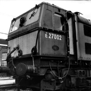 HUA-151606-Afbeelding van de Engelse locomotief nr. E27002 (serie 1500) bij de hoofdwerkplaats van de N.S. te Tilburg