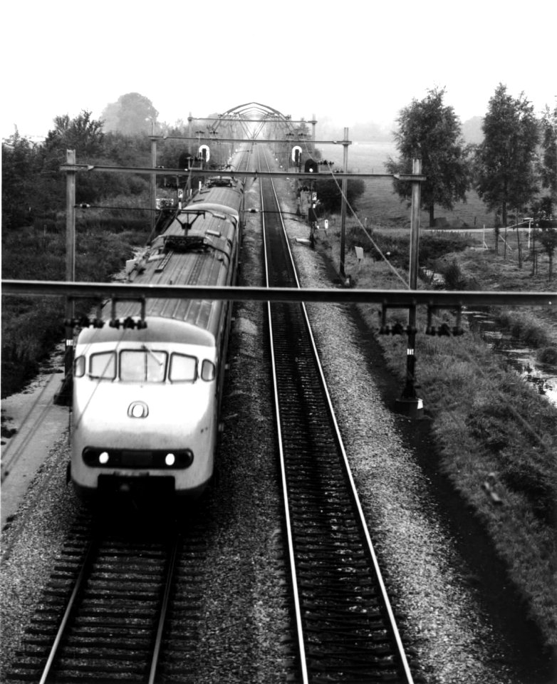 HUA-151079-Afbeelding van twee gekoppelde electrische treinstellen mat. 1964 (plan V) van de N.S. bij Maartensdijk
