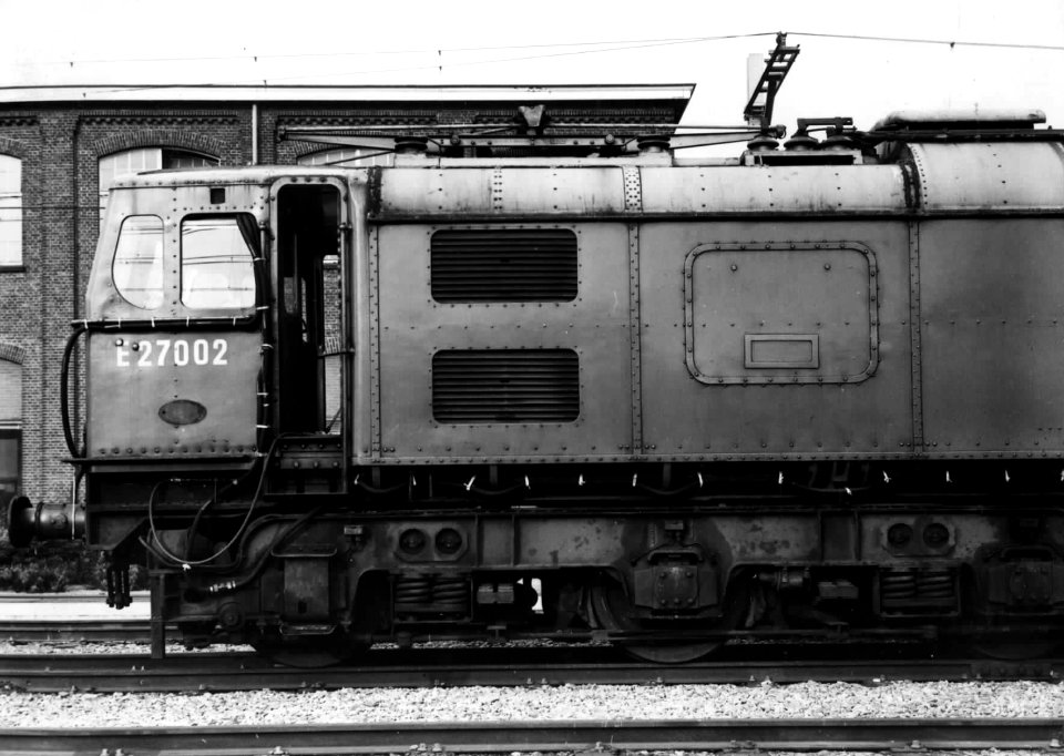 HUA-151609-Afbeelding van de Engelse locomotief nr. E27002 (serie 1500) bij de hoofdwerkplaats van de N.S. te Tilburg