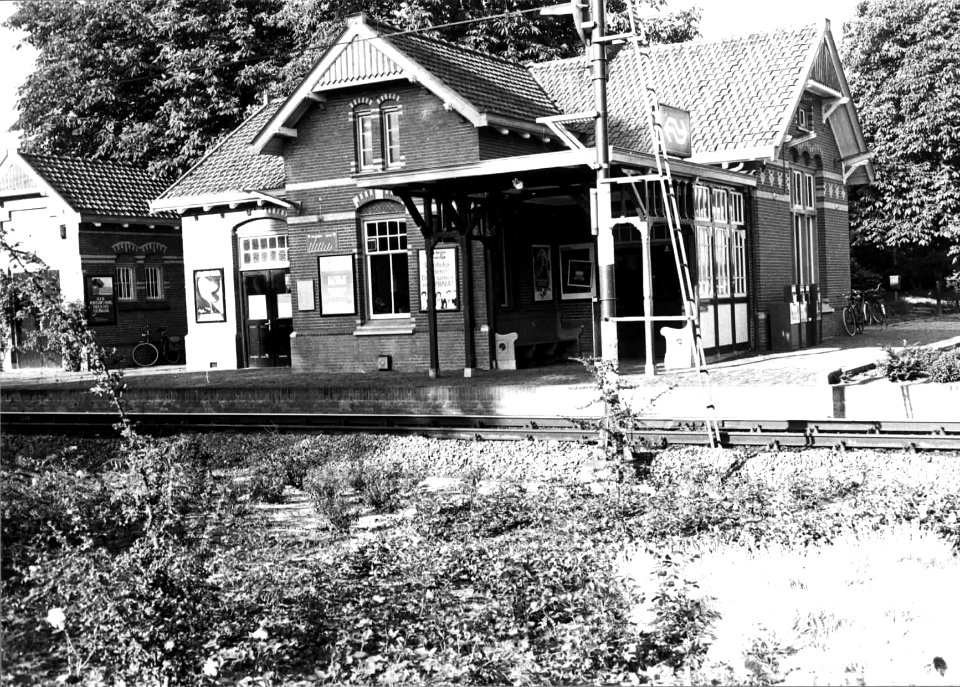 HUA-150693-Gezicht op de perronzijde van het N.S.-station Soestdijk te Soest