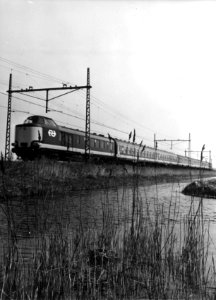 HUA-151071-Afbeelding van een electrische Benelux trek duweenheid van de NS en de NMBS bestaande uit een stuurstandrijtuig van de NS wRDk ex plan D 1e klasse rij