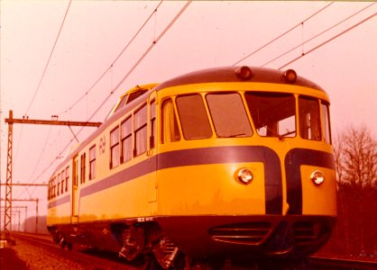 HUA-152347-Afbeelding van de NS 20 Kameel voormalig directierijtuig van de NS als VIP car in geel blauwe NS huisstijl