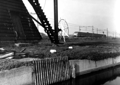 HUA-151053-Afbeelding van een electrisch treinstel plan T (mat. 1964) van de N.S. bij de Laageveenemolen in Lisse