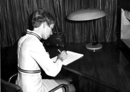 HUA-152342-Afbeelding van mevrouw C. Delfgou aan het bureau in de salon van het directierijtuig NS 20 ("Kameel") van de N.S