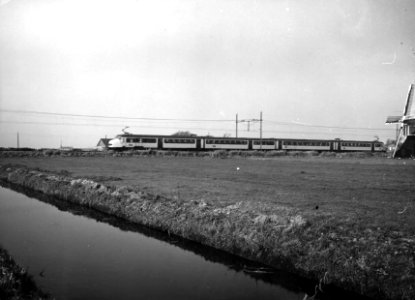 HUA-151051-Afbeelding van een electrisch treinstel mat. 1954 van de N.S.met intercitybeschildering bij de Laageveensemolen in Lisse